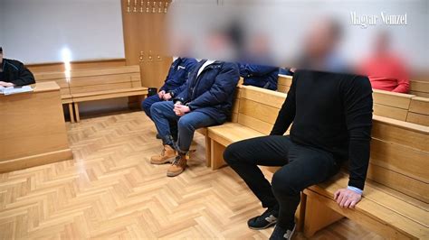 Mór bálványhal úszik a korallzátonynál