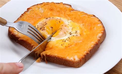 Tojással sült toast kenyér tepsiben