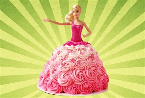 Barbie baba torta virág és szív alakú cukorkákkal díszítve