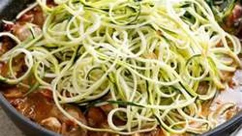 friss zöldségekből készült cukkinispagetti és fűszeres csirkemell