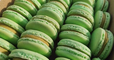 Pisztáciás macaron tejcsokoládé metszet