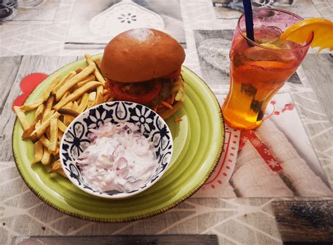 Hamburger és coleslaw tálalás