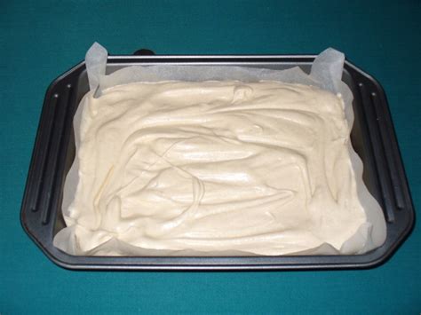 Tésztagolyók a tepsiben sütés előtt