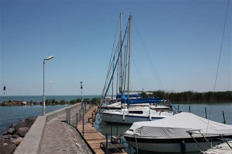 Zamárdi jacht kikötő kávézó terasszal