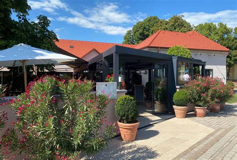 Kistücsök étterem épülete és terasza