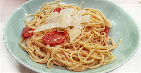 Mozzarellagolyók koktélparadicsommal és bazsalikommal