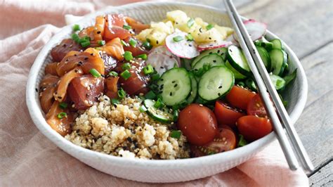 Egy tál étel finom tálalása a bisztróban