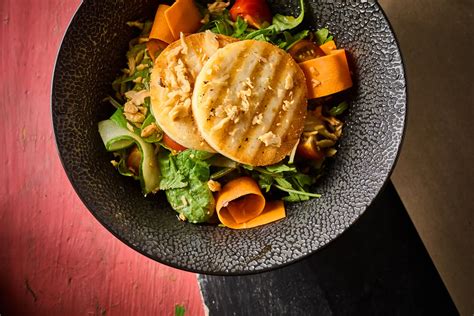 grillezett kecskesajt salátával