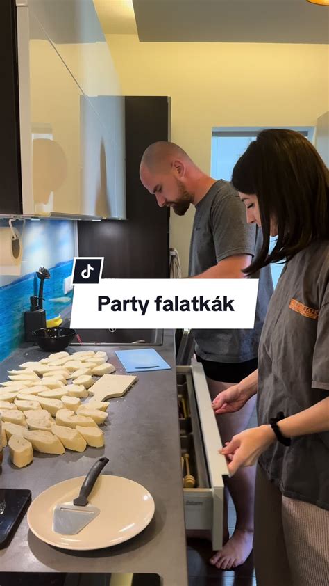 Tálca tele ínycsiklandó, színes party szendvicsekkel, elegánsan elrendezve egy ünnepi asztalon.