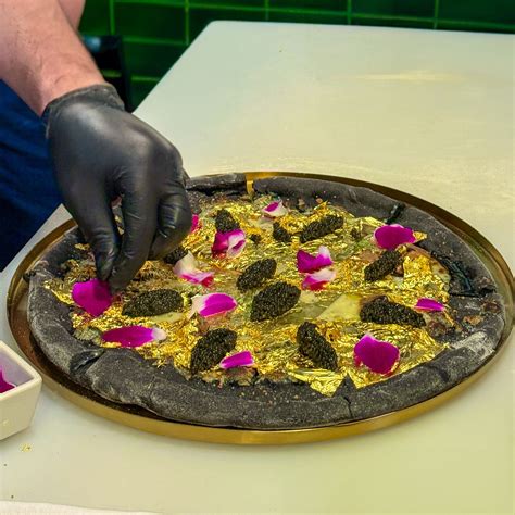 24K Pizza aranypelyhekkel