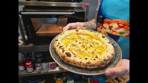 Nápolyi pizza kemencében sütve