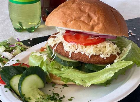 Ínycsiklandó hamburger és friss saláta a Kerekes Völgykapuban