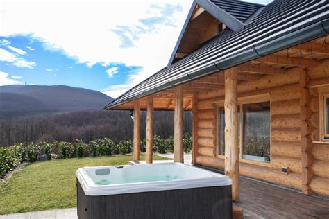 Jakuzzi egy erdei szálláshelyen