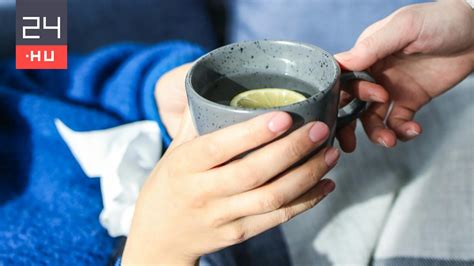 Egy csomag graham keksz kibontva, mellette egy csésze forró ital, amely a kényelmes nassolást szimbolizálja