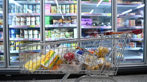 ALDI bevásárlókocsi tele élelmiszerekkel
