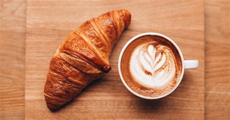 Croissant és kávé