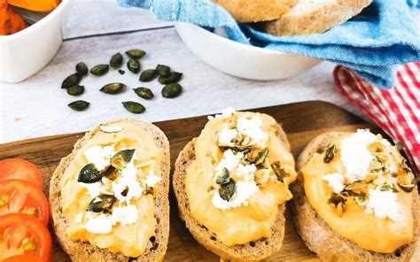 Különböző kenyérre kenhető krémek és feltétek