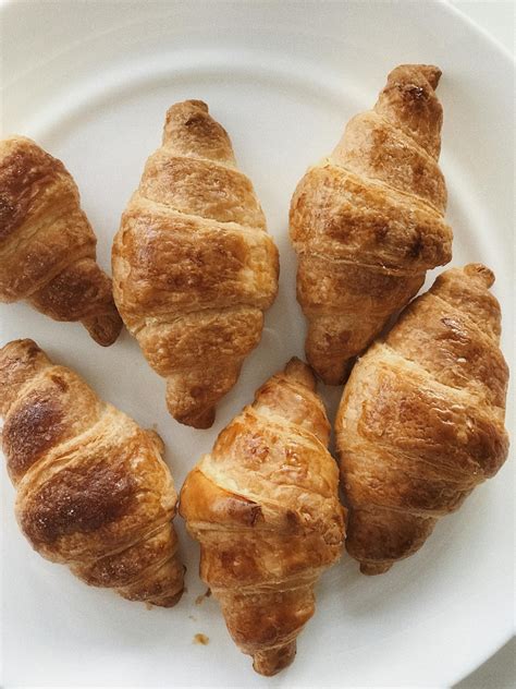 Különböző málnás sütemények, például muffinok és tortaszeletek