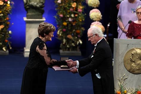 Németh Katalin és férje átveszi a díjat
