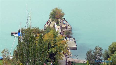Balatoni lángosos bódé látképe a kánikulai tömeggel