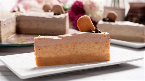 Kész torta, rajta a tökéletesen elhelyezett és levágott ostyaképpel