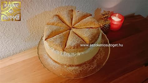 kész, felszeletelt krémes torta tálalva