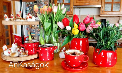 jégkockatartóba rendezett apró irodaszerek és gombok