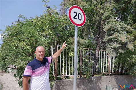 különböző korosztályoknak szánt sebességkorlátozó táblák gyűjteménye