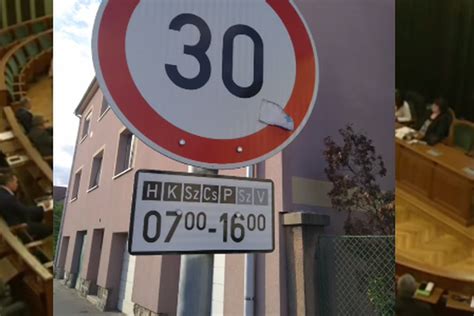 ünneplő társaság, akik a 30-as táblát használják fotózáshoz
