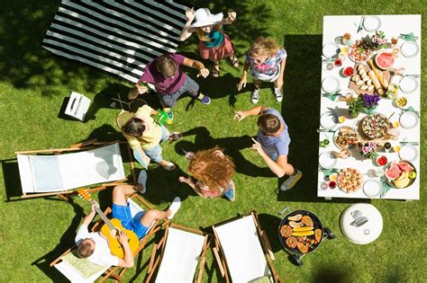 kerti party megvilágítása világító rudakkal