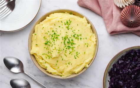 krumplipüré tálalva pulykamell szelettel