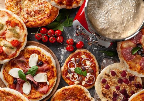a szakács éppen a kemencébe helyezi a pizzát egy hosszú pizzalapáttal
