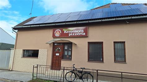 a pizzéria enteriőrje, ahol látható a kemence és a tészta előkészítése