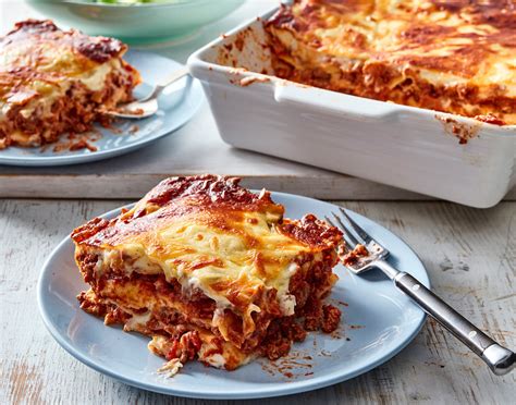 lasagne tálban szeletelve