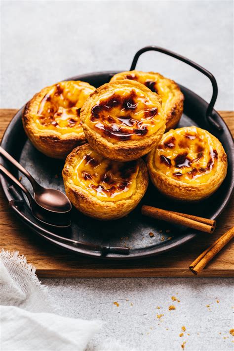 Pastel de Nata tányéron, fahéjjal és porcukorral