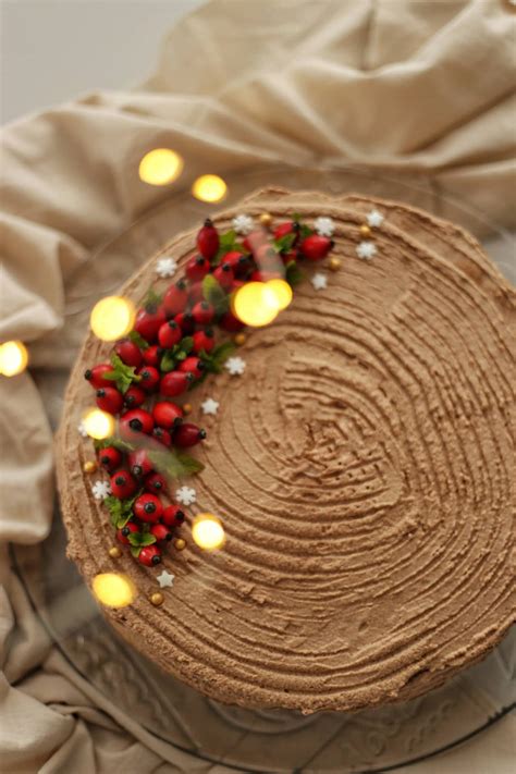 Krémrózsákkal díszített karácsonyi torta