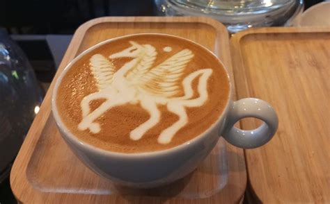 Latte art a Mozaik Specialty Coffee Bárban