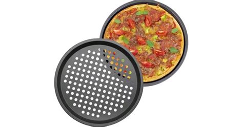 Pizza sütése lyukacsos tepsiben