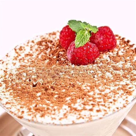 Tiramisu egy pohárban, tetején rózsaszirmokkal