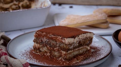 Klasszikus tiramisu szelet, kakaóporral megszórva