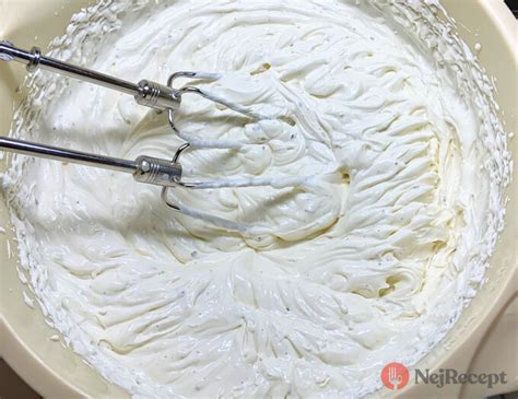 Mascarpone krém készítése, habverővel