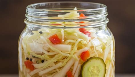 házi csalamádé friss zöldségekből, üvegekbe töltve