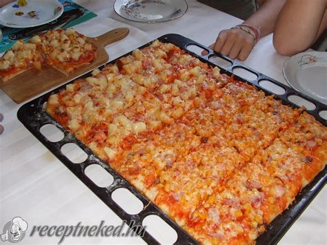 feltétekkel megrakott tepsis pizza