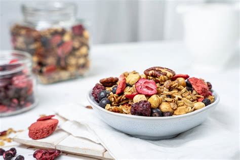házi granola joghurttal és gyümölcsökkel