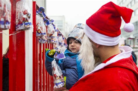 Gyermek, aki apró tárgyat nyelt le, és a székletben kell keresni
