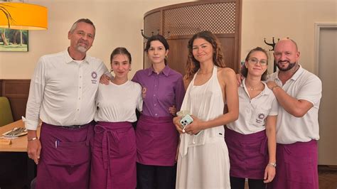 Zendaya képe a Napfényes Étterem előtt