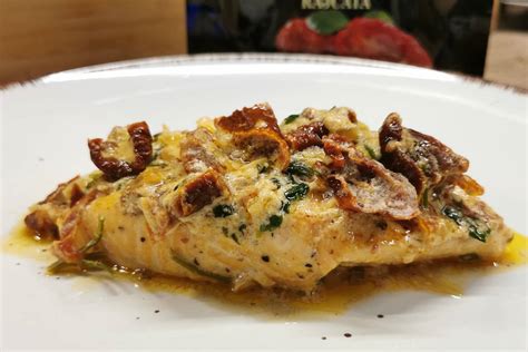 Szárított paradicsommal ízesített lazac