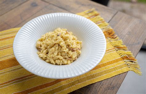 Frissen készült, aranybarna spätzle nokedli egy kis tálban