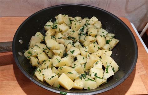Petrezselymes parázskrumpli serpenyőben