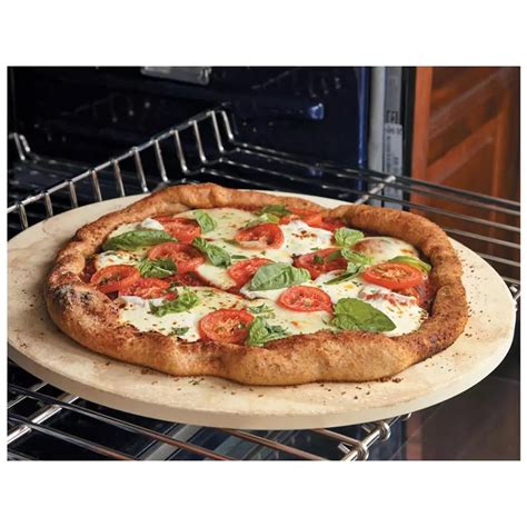 Kerek pizzasütő kő előmelegítés közben
